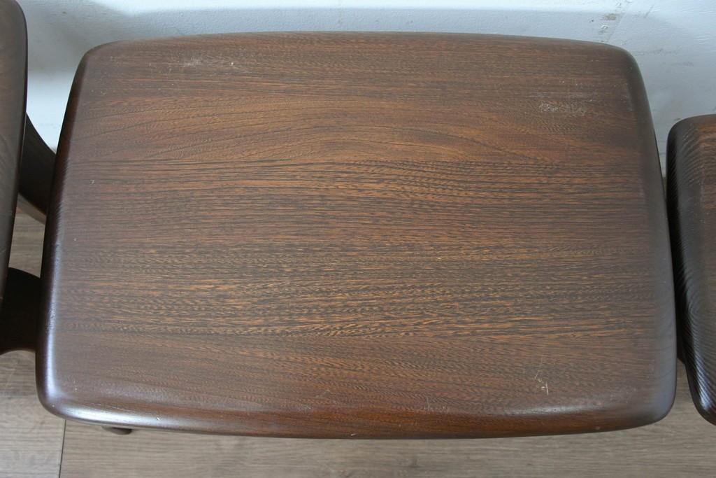 中古　美品　イギリス　ERCOL(アーコール)　Old Colonial(オールドコロニアル)シリーズ　エルム材の美しい木目が魅力のネストテーブル　(R-087352)