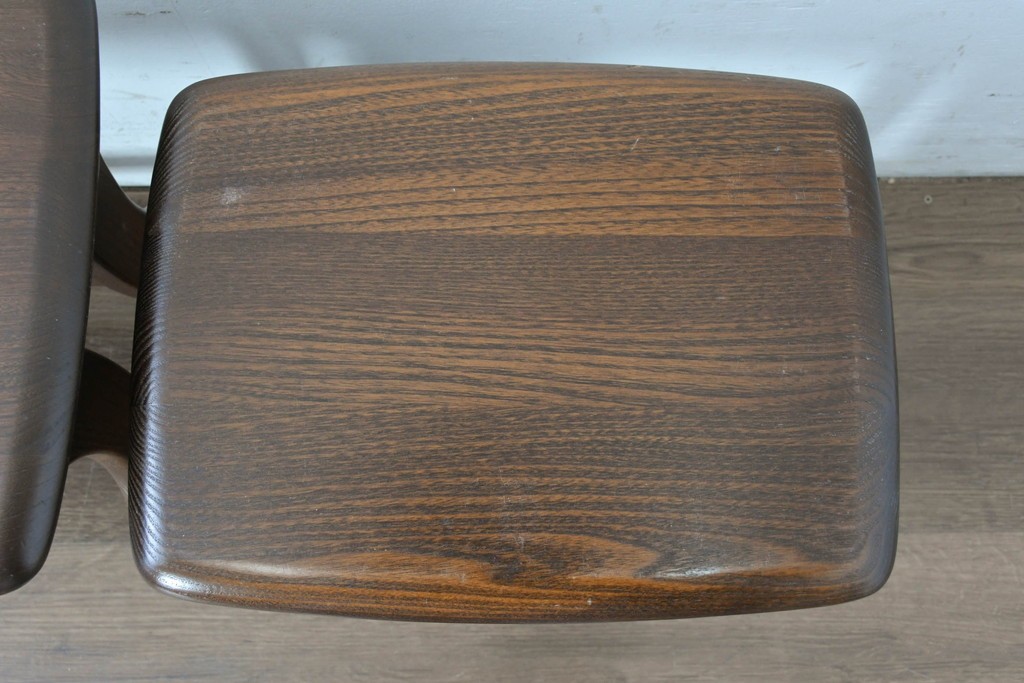 中古　美品　イギリス　ERCOL(アーコール)　Old Colonial(オールドコロニアル)シリーズ　エルム材の美しい木目が魅力のネストテーブル　(R-087352)