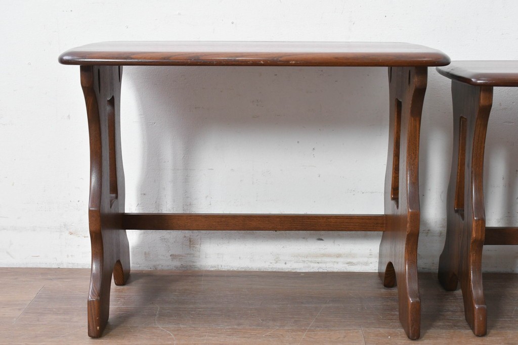 中古　美品　イギリス　ERCOL(アーコール)　Old Colonial(オールドコロニアル)シリーズ　エルム材の美しい木目が魅力のネストテーブル　(R-087352)