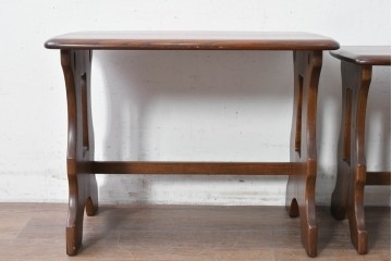 中古　美品　イギリス　ERCOL(アーコール)　Old Colonial(オールドコロニアル)シリーズ　エルム材の美しい木目が魅力のネストテーブル　(R-087352)