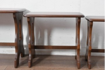 中古　美品　イギリス　ERCOL(アーコール)　Old Colonial(オールドコロニアル)シリーズ　エルム材の美しい木目が魅力のネストテーブル　(R-087352)