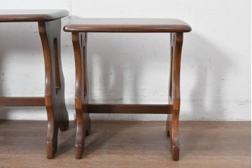 中古　美品　イギリス　ERCOL(アーコール)　Old Colonial(オールドコロニアル)シリーズ　エルム材の美しい木目が魅力のネストテーブル　(R-087352)