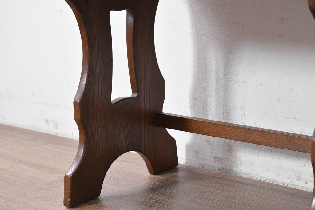 中古　美品　イギリス　ERCOL(アーコール)　Old Colonial(オールドコロニアル)シリーズ　エルム材の美しい木目が魅力のネストテーブル　(R-087352)