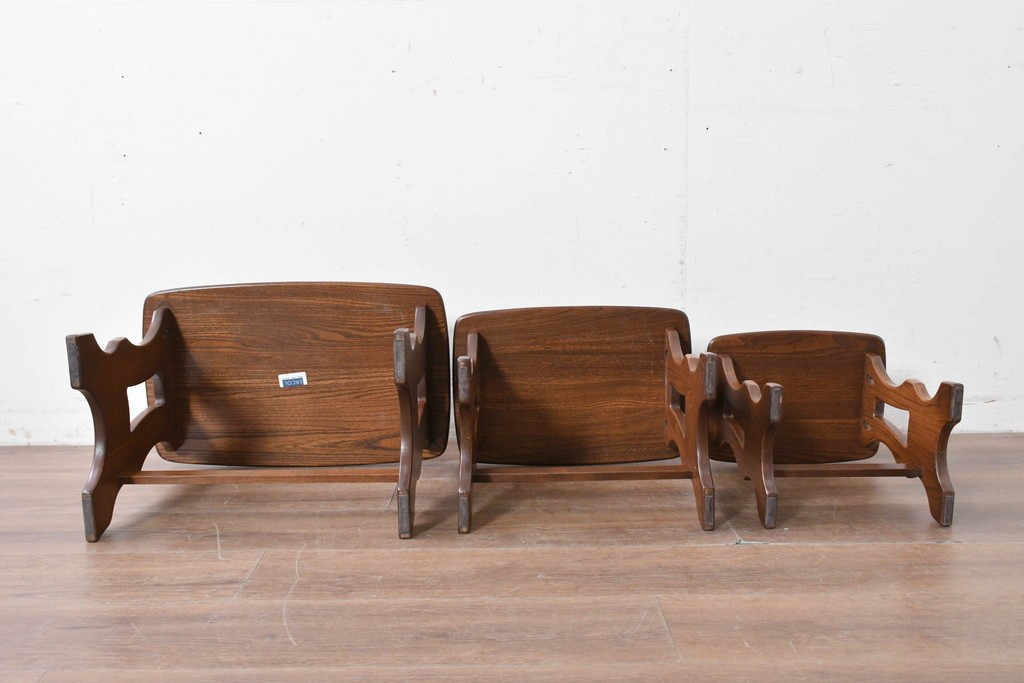 中古　美品　イギリス　ERCOL(アーコール)　Old Colonial(オールドコロニアル)シリーズ　エルム材の美しい木目が魅力のネストテーブル　(R-087352)