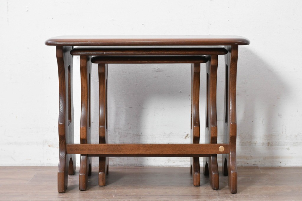 中古　美品　イギリス　ERCOL(アーコール)　Old Colonial(オールドコロニアル)シリーズ　エルム材の美しい木目が魅力のネストテーブル　(R-087352)