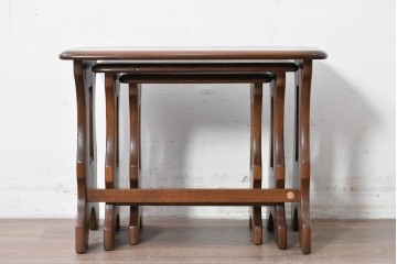 中古　美品　イギリス　ERCOL(アーコール)　Old Colonial(オールドコロニアル)シリーズ　エルム材の美しい木目が魅力のネストテーブル　(R-087352)
