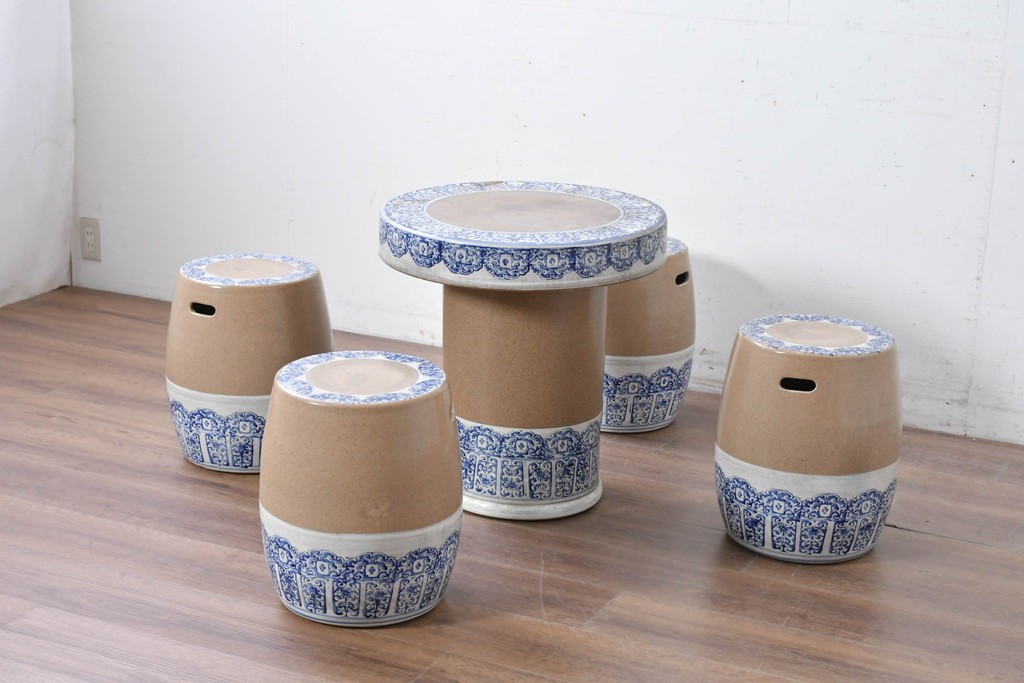 【簡易リペア限定品】　素焼き風の色合いと染付文様が魅力の陶器製コーヒーテーブル・スツール4脚のセット　(R-087355)