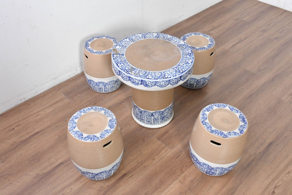 【簡易リペア限定品】　素焼き風の色合いと染付文様が魅力の陶器製コーヒーテーブル・スツール4脚のセット　(R-087355)