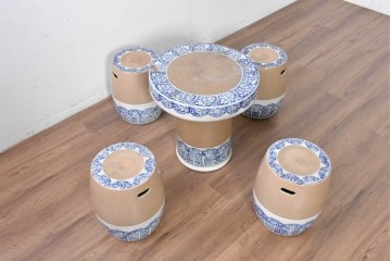 【簡易リペア限定品】　素焼き風の色合いと染付文様が魅力の陶器製コーヒーテーブル・スツール4脚のセット　(R-087355)