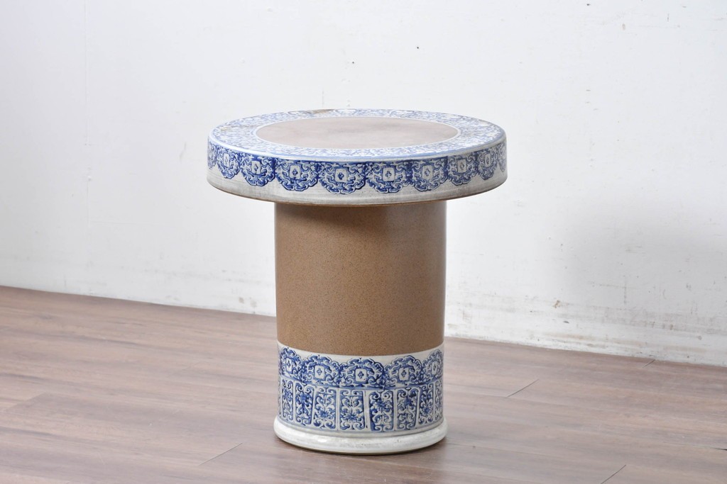 【簡易リペア限定品】　素焼き風の色合いと染付文様が魅力の陶器製コーヒーテーブル・スツール4脚のセット　(R-087355)