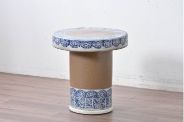 【簡易リペア限定品】　素焼き風の色合いと染付文様が魅力の陶器製コーヒーテーブル・スツール4脚のセット　(R-087355)