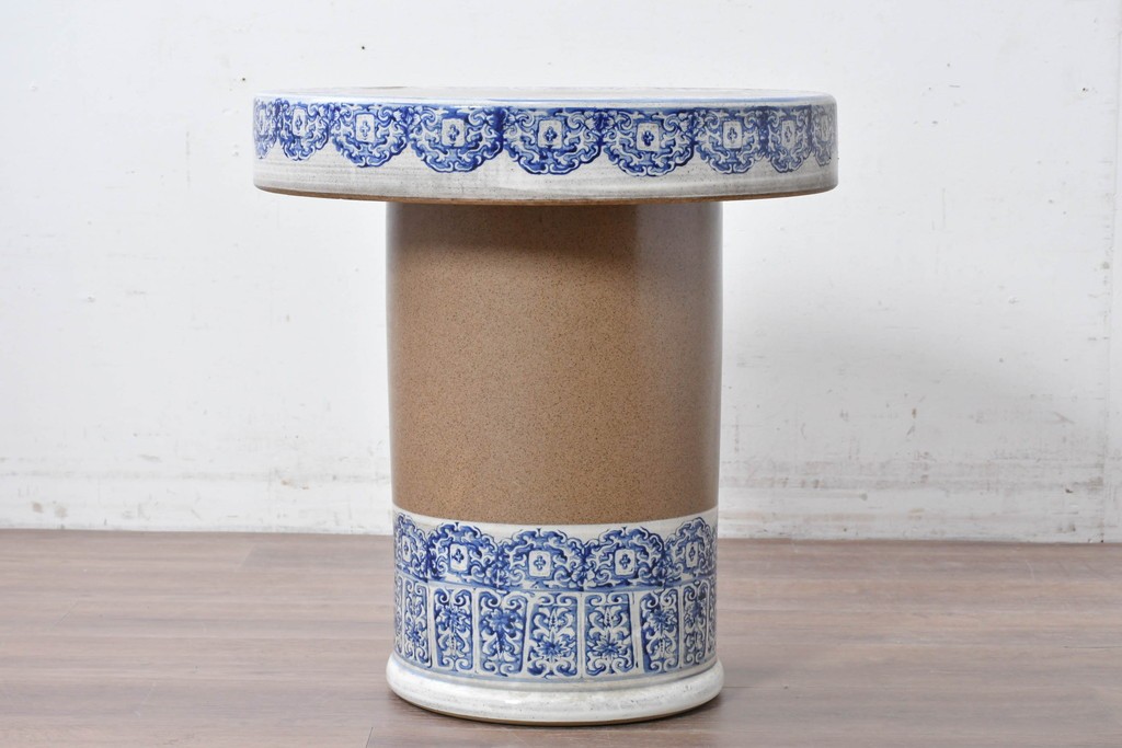 【簡易リペア限定品】　素焼き風の色合いと染付文様が魅力の陶器製コーヒーテーブル・スツール4脚のセット　(R-087355)