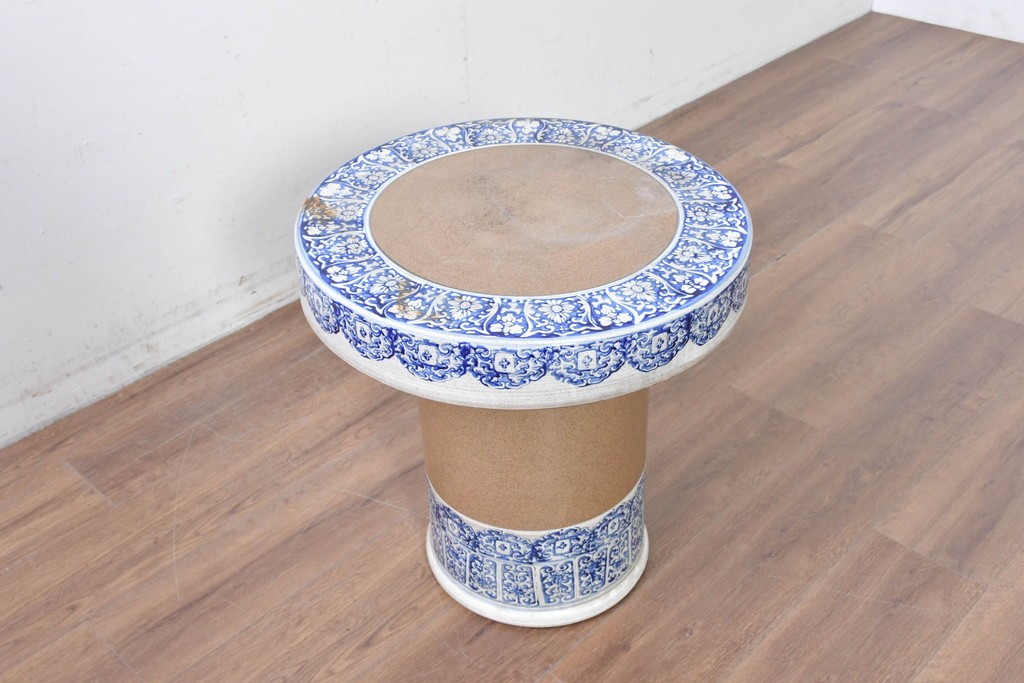 【簡易リペア限定品】　素焼き風の色合いと染付文様が魅力の陶器製コーヒーテーブル・スツール4脚のセット　(R-087355)