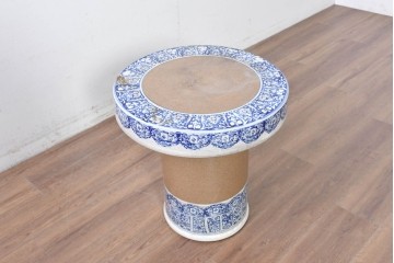 【簡易リペア限定品】　素焼き風の色合いと染付文様が魅力の陶器製コーヒーテーブル・スツール4脚のセット　(R-087355)