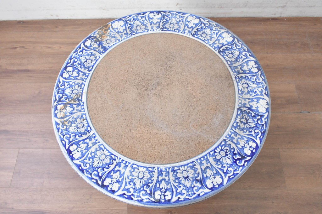 【簡易リペア限定品】　素焼き風の色合いと染付文様が魅力の陶器製コーヒーテーブル・スツール4脚のセット　(R-087355)