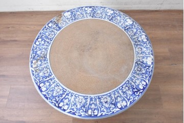 【簡易リペア限定品】　素焼き風の色合いと染付文様が魅力の陶器製コーヒーテーブル・スツール4脚のセット　(R-087355)