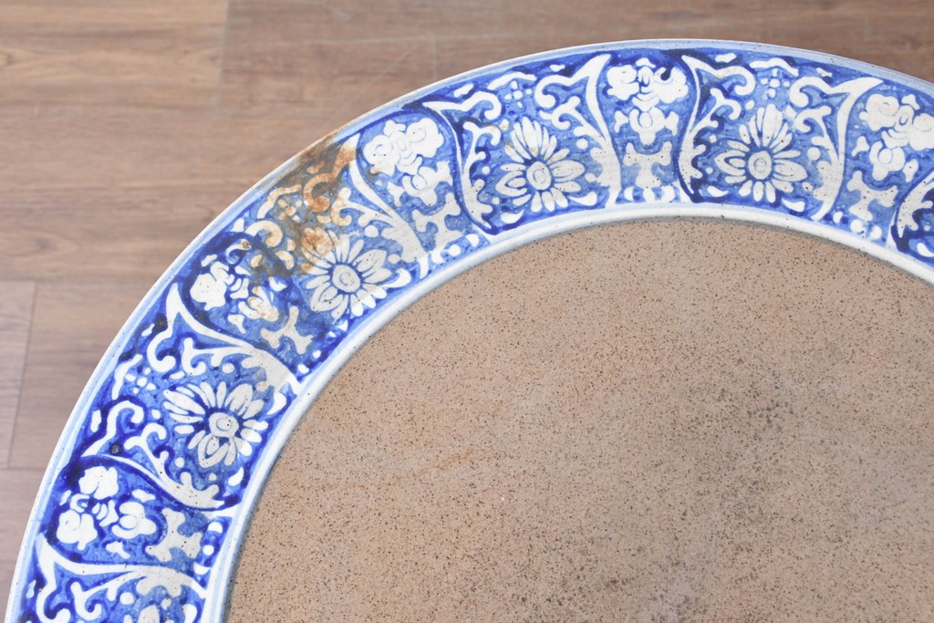 【簡易リペア限定品】　素焼き風の色合いと染付文様が魅力の陶器製コーヒーテーブル・スツール4脚のセット　(R-087355)