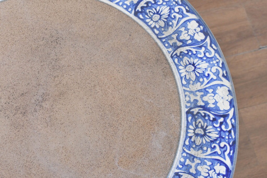 【簡易リペア限定品】　素焼き風の色合いと染付文様が魅力の陶器製コーヒーテーブル・スツール4脚のセット　(R-087355)