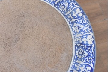 【簡易リペア限定品】　素焼き風の色合いと染付文様が魅力の陶器製コーヒーテーブル・スツール4脚のセット　(R-087355)