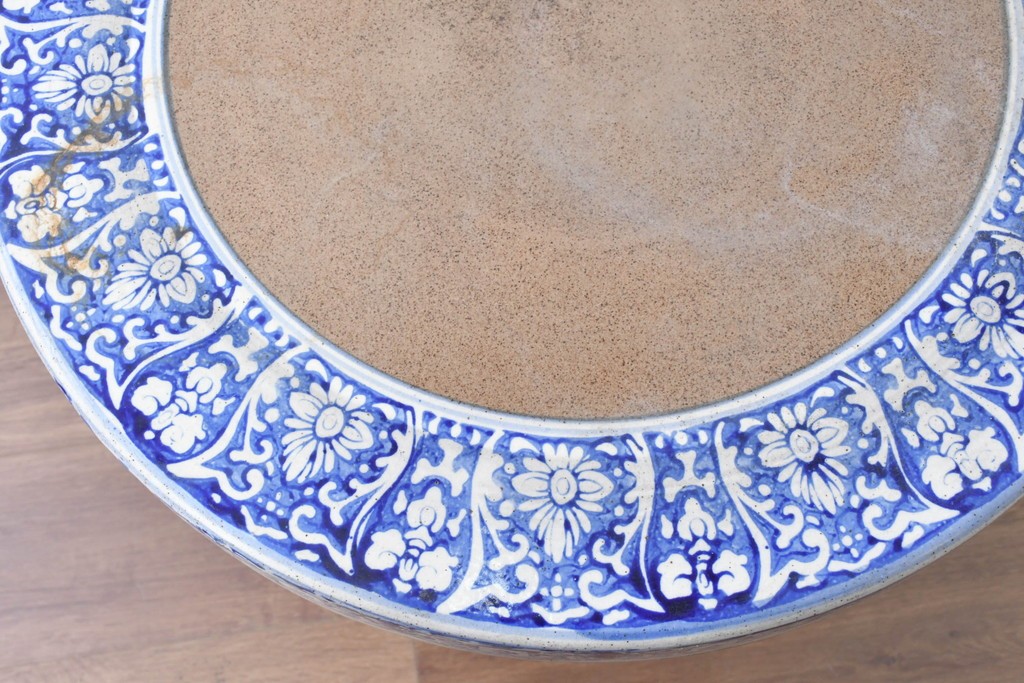 【簡易リペア限定品】　素焼き風の色合いと染付文様が魅力の陶器製コーヒーテーブル・スツール4脚のセット　(R-087355)