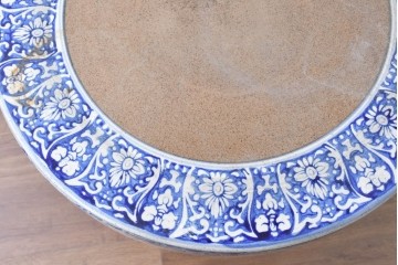 【簡易リペア限定品】　素焼き風の色合いと染付文様が魅力の陶器製コーヒーテーブル・スツール4脚のセット　(R-087355)