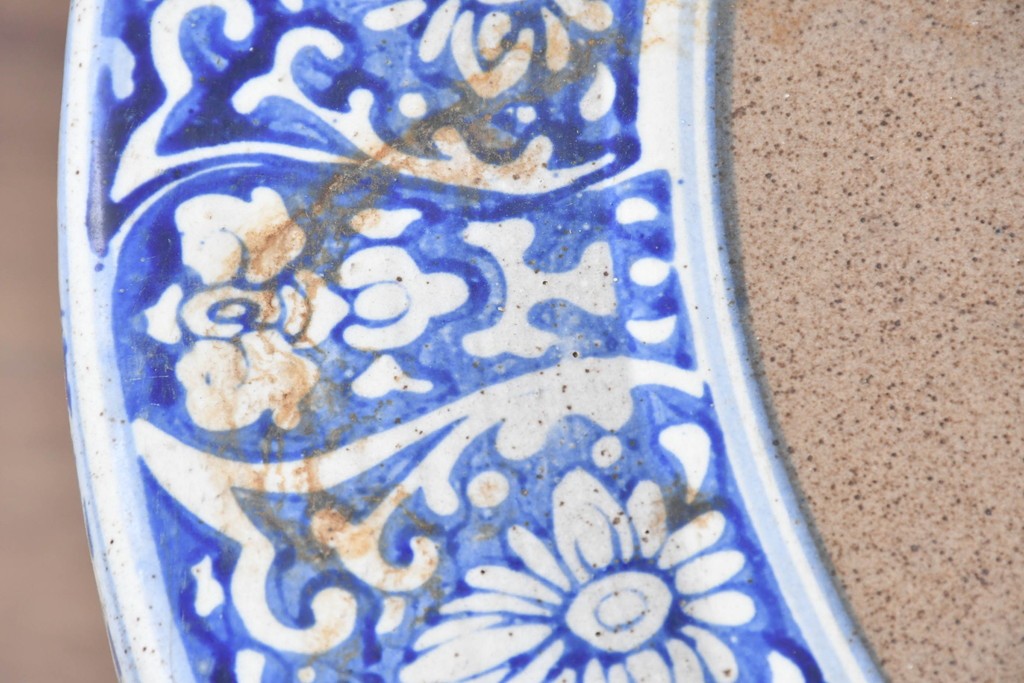 【簡易リペア限定品】　素焼き風の色合いと染付文様が魅力の陶器製コーヒーテーブル・スツール4脚のセット　(R-087355)