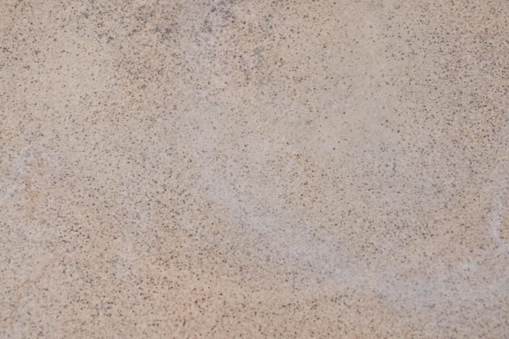 【簡易リペア限定品】　素焼き風の色合いと染付文様が魅力の陶器製コーヒーテーブル・スツール4脚のセット　(R-087355)