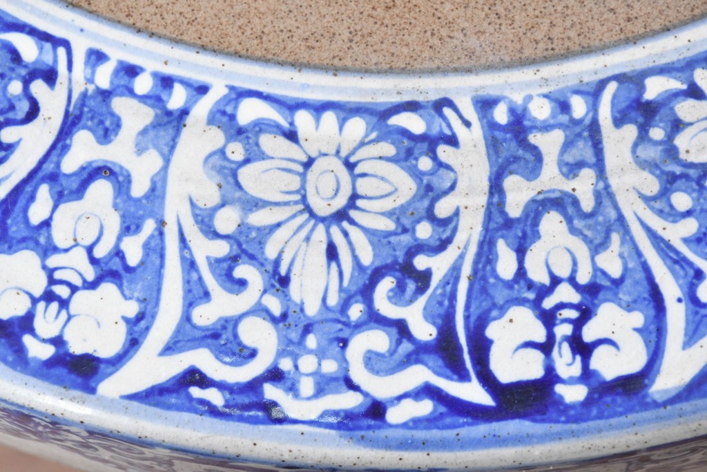 【簡易リペア限定品】　素焼き風の色合いと染付文様が魅力の陶器製コーヒーテーブル・スツール4脚のセット　(R-087355)