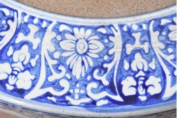 【簡易リペア限定品】　素焼き風の色合いと染付文様が魅力の陶器製コーヒーテーブル・スツール4脚のセット　(R-087355)