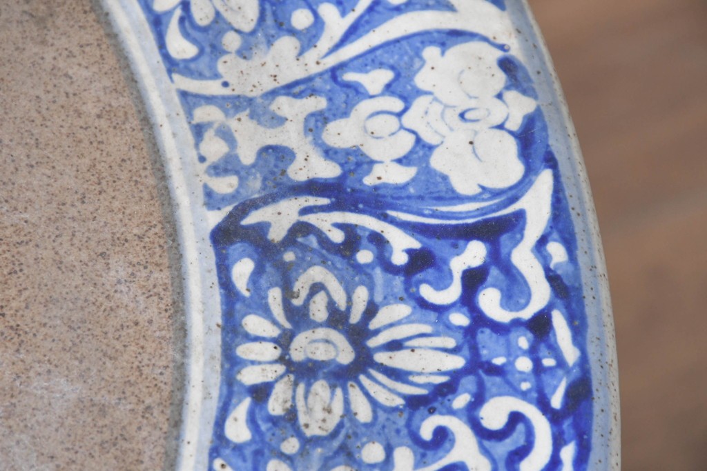 【簡易リペア限定品】　素焼き風の色合いと染付文様が魅力の陶器製コーヒーテーブル・スツール4脚のセット　(R-087355)