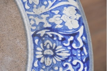 【簡易リペア限定品】　素焼き風の色合いと染付文様が魅力の陶器製コーヒーテーブル・スツール4脚のセット　(R-087355)