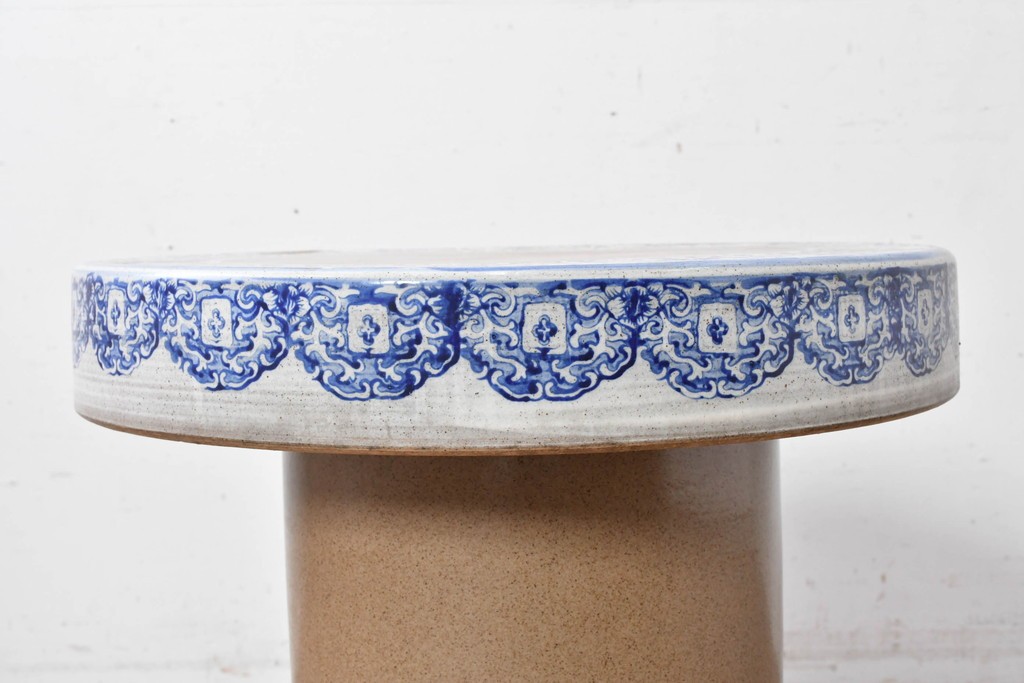 【簡易リペア限定品】　素焼き風の色合いと染付文様が魅力の陶器製コーヒーテーブル・スツール4脚のセット　(R-087355)