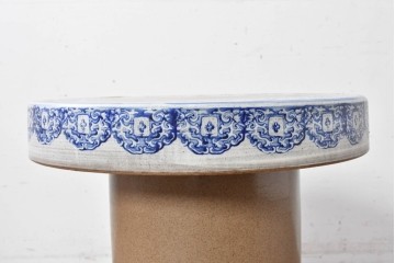 【簡易リペア限定品】　素焼き風の色合いと染付文様が魅力の陶器製コーヒーテーブル・スツール4脚のセット　(R-087355)