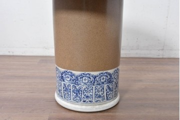 【簡易リペア限定品】　素焼き風の色合いと染付文様が魅力の陶器製コーヒーテーブル・スツール4脚のセット　(R-087355)