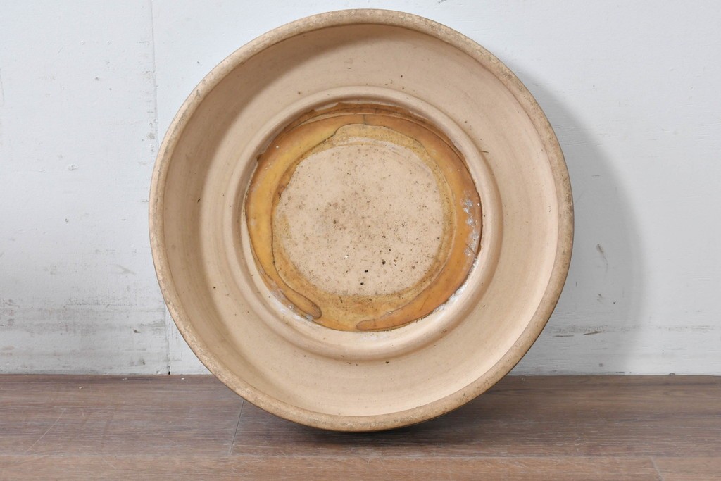 【簡易リペア限定品】　素焼き風の色合いと染付文様が魅力の陶器製コーヒーテーブル・スツール4脚のセット　(R-087355)