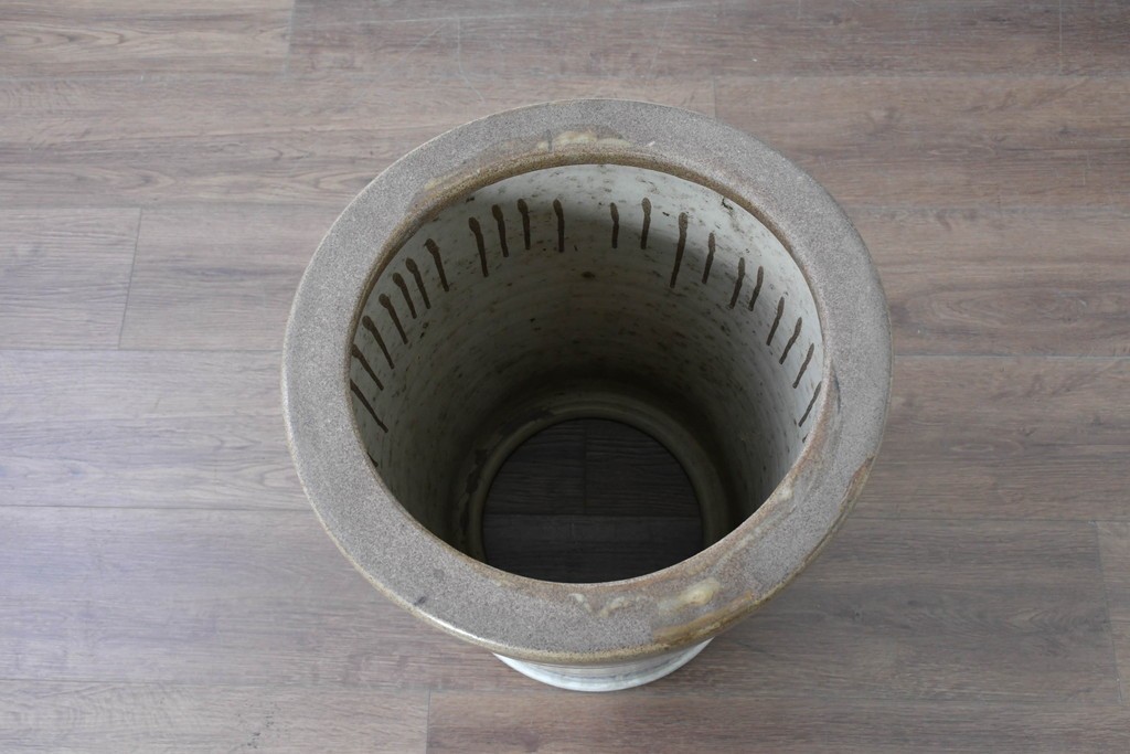 【簡易リペア限定品】　素焼き風の色合いと染付文様が魅力の陶器製コーヒーテーブル・スツール4脚のセット　(R-087355)