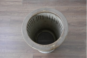 【簡易リペア限定品】　素焼き風の色合いと染付文様が魅力の陶器製コーヒーテーブル・スツール4脚のセット　(R-087355)