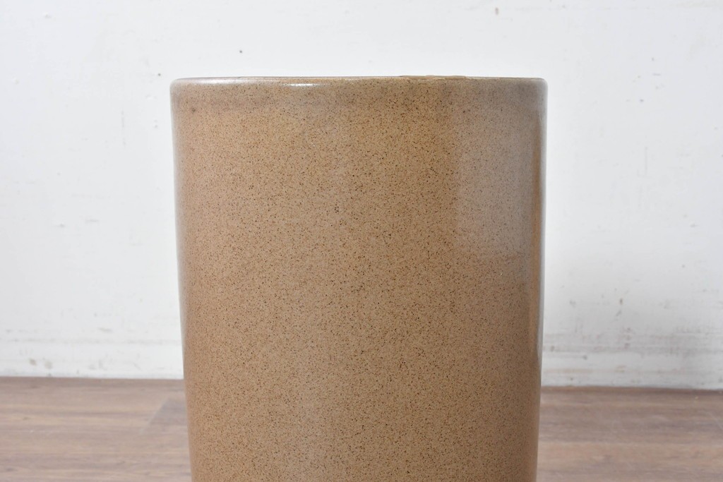 【簡易リペア限定品】　素焼き風の色合いと染付文様が魅力の陶器製コーヒーテーブル・スツール4脚のセット　(R-087355)