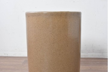 【簡易リペア限定品】　素焼き風の色合いと染付文様が魅力の陶器製コーヒーテーブル・スツール4脚のセット　(R-087355)