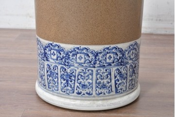 【簡易リペア限定品】　素焼き風の色合いと染付文様が魅力の陶器製コーヒーテーブル・スツール4脚のセット　(R-087355)