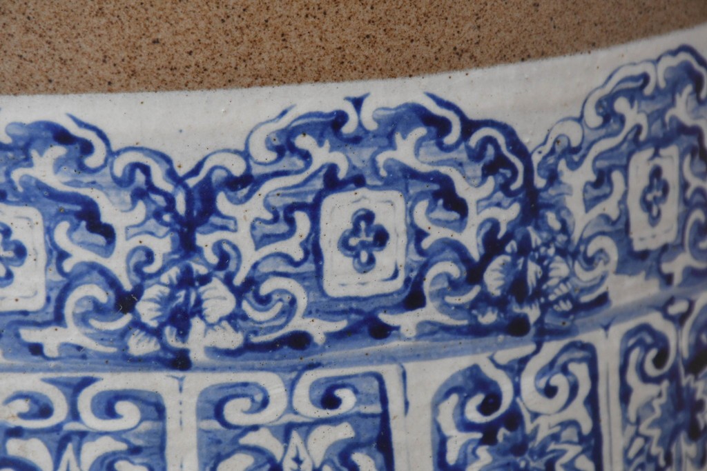 【簡易リペア限定品】　素焼き風の色合いと染付文様が魅力の陶器製コーヒーテーブル・スツール4脚のセット　(R-087355)