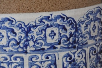 【簡易リペア限定品】　素焼き風の色合いと染付文様が魅力の陶器製コーヒーテーブル・スツール4脚のセット　(R-087355)