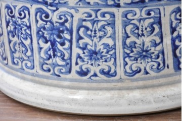 【簡易リペア限定品】　素焼き風の色合いと染付文様が魅力の陶器製コーヒーテーブル・スツール4脚のセット　(R-087355)