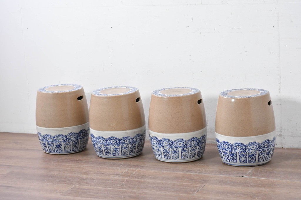 【簡易リペア限定品】　素焼き風の色合いと染付文様が魅力の陶器製コーヒーテーブル・スツール4脚のセット　(R-087355)