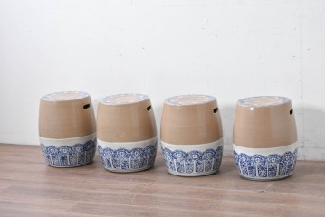 【簡易リペア限定品】　素焼き風の色合いと染付文様が魅力の陶器製コーヒーテーブル・スツール4脚のセット　(R-087355)