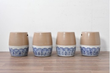 【簡易リペア限定品】　素焼き風の色合いと染付文様が魅力の陶器製コーヒーテーブル・スツール4脚のセット　(R-087355)