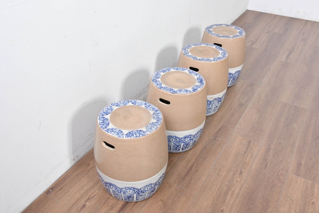 【簡易リペア限定品】　素焼き風の色合いと染付文様が魅力の陶器製コーヒーテーブル・スツール4脚のセット　(R-087355)