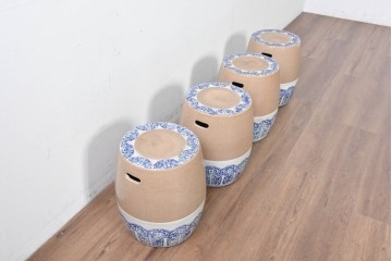 【簡易リペア限定品】　素焼き風の色合いと染付文様が魅力の陶器製コーヒーテーブル・スツール4脚のセット　(R-087355)