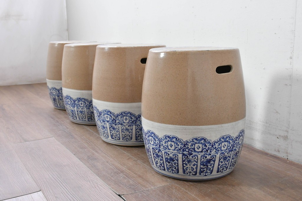 【簡易リペア限定品】　素焼き風の色合いと染付文様が魅力の陶器製コーヒーテーブル・スツール4脚のセット　(R-087355)