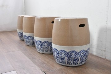 【簡易リペア限定品】　素焼き風の色合いと染付文様が魅力の陶器製コーヒーテーブル・スツール4脚のセット　(R-087355)